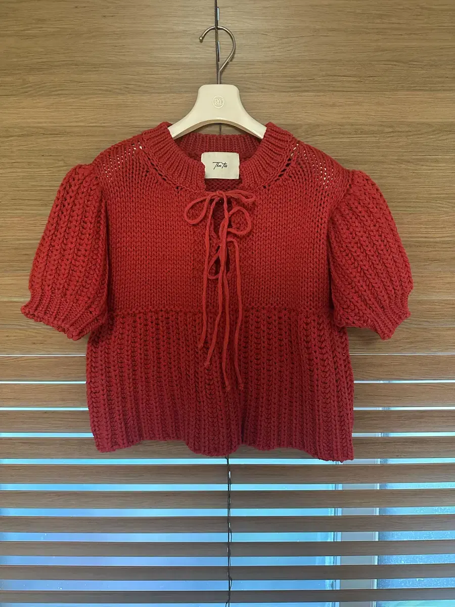 The tis (더 티스) knit top